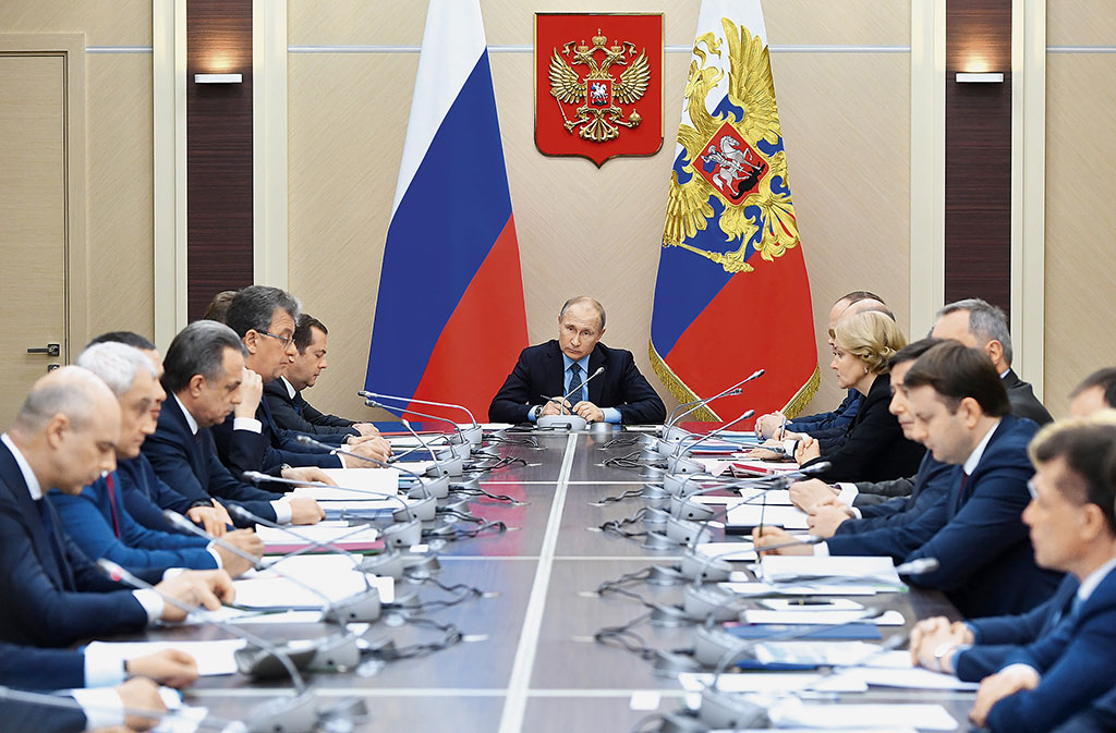 Владимир Путин во время совещания с членами правительства РФ