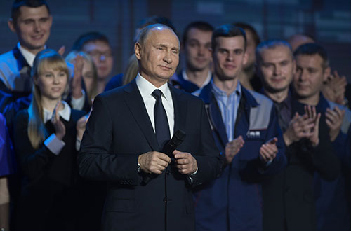 Президент РФ Владимир Путин во время встречи с работниками Горьковского автомобильного завода в Нижнем Новгороде.