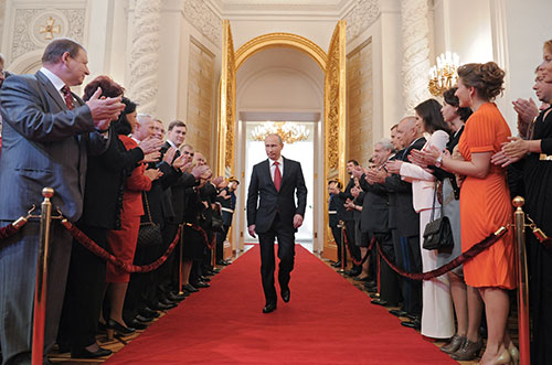 Избранный президент РФ Владимир Путин (в центре) входит в Андреевский зал Большого Кремлевского дворца во время церемонии инаугурации.