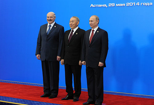 Президент России Владимир Путин, президент Казахстана Нурсултан Назарбаев и президент Белоруссии Александр Лукашенко перед началом заседания Высшего Евразийского экономического совета (ВЕЭС) в Астане.