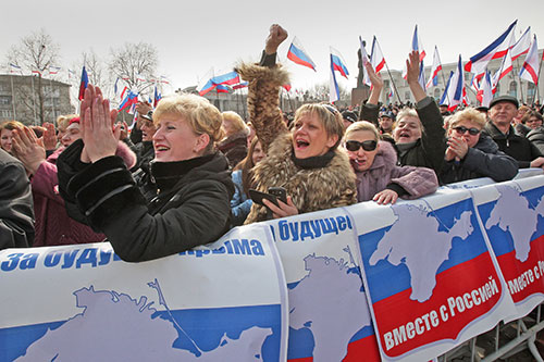 Участники митинга в поддержку референдума о статусе Крыма на площади перед зданием Совета министров в Симферополе.